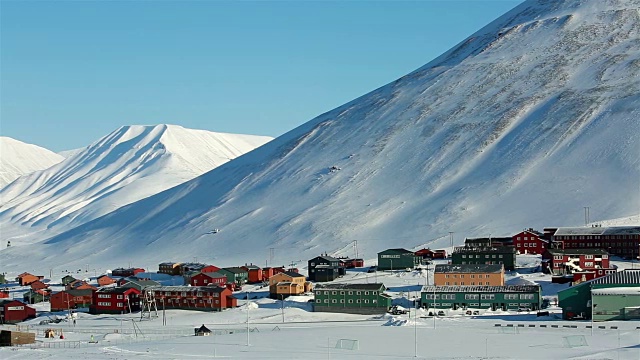 小镇朗伊尔城在挪威斯瓦尔巴特群岛的雪山中。视频素材