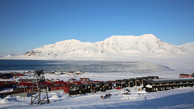 小镇朗伊尔城，位于挪威斯瓦尔巴特群岛冰雪覆盖的群山中，位于北冰洋沿岸。视频素材