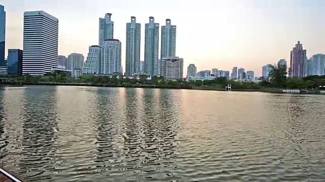 平移曼谷城市。曼谷商业区的夜景。黄昏时分。视频下载