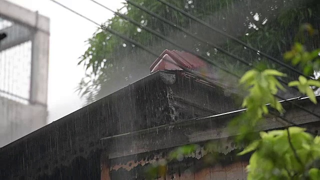 房屋屋顶在暴雨中视频下载