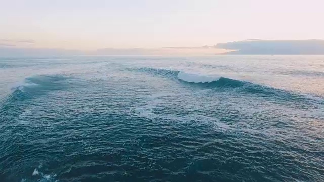 海浪和泡沫视频素材