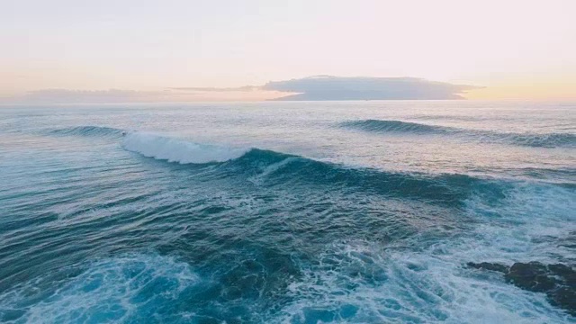 海浪和泡沫视频素材