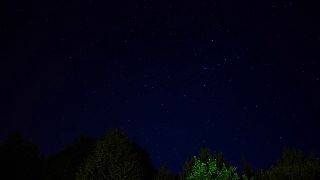 时间流逝的星星在夜空视频素材