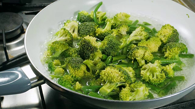 用平底锅煎西兰花和四季豆视频素材画面1