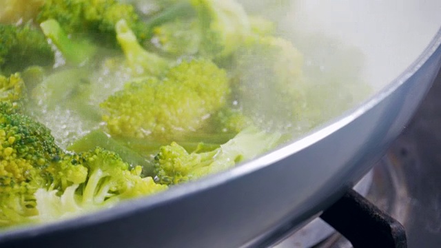 用平底锅煎西兰花和四季豆。滑块的视频。视频素材画面1