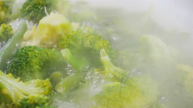 用平底锅煎西兰花和四季豆。滑块的视频。视频素材画面3