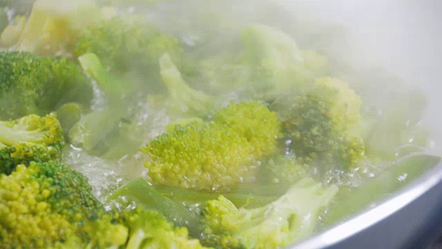 用平底锅煎西兰花和四季豆。滑块的视频。视频素材画面4