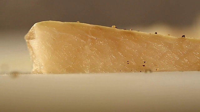 厨师在餐厅厨房的砧板上切三文鱼片视频素材画面1