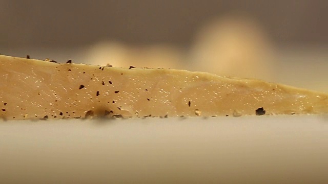 厨师在餐厅厨房的砧板上切三文鱼片视频素材画面2