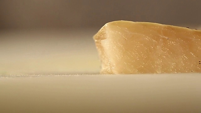 厨师在餐厅厨房的砧板上切三文鱼片视频素材画面3