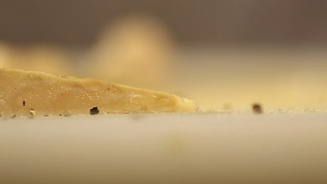 厨师在餐厅厨房的砧板上切三文鱼片视频素材画面4