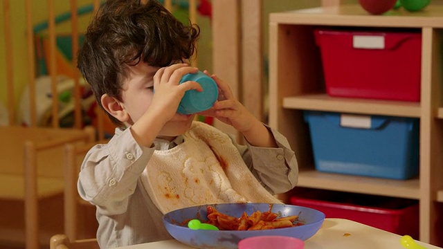 小孩子，小孩，女孩，男孩，吃幼儿园的食物，学前班的视频素材