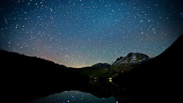 星星湖夜晚天空延时视频素材