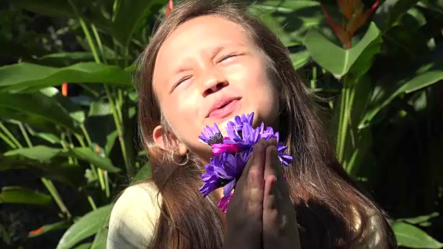 女性的孩子祈祷视频素材