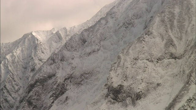 大雪覆盖了大山崎岖的山坡。视频素材