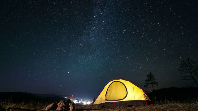 夜晚时移动的星星在帐篷上方视频购买