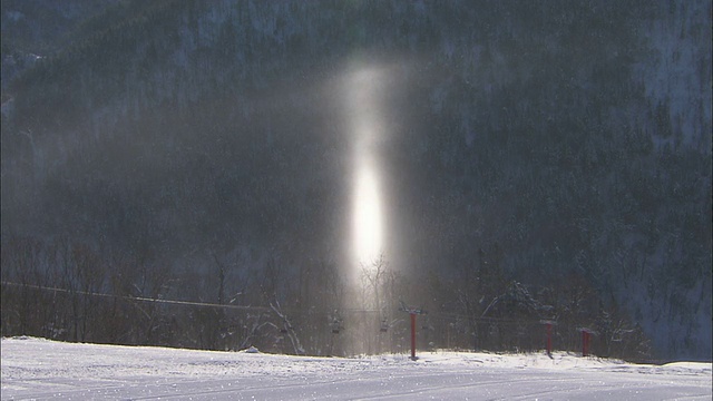 日本，阳光反射在雪上视频素材