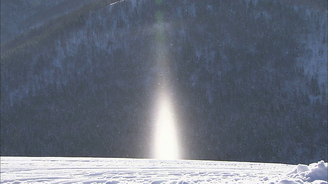 日本，阳光反射在雪上视频素材