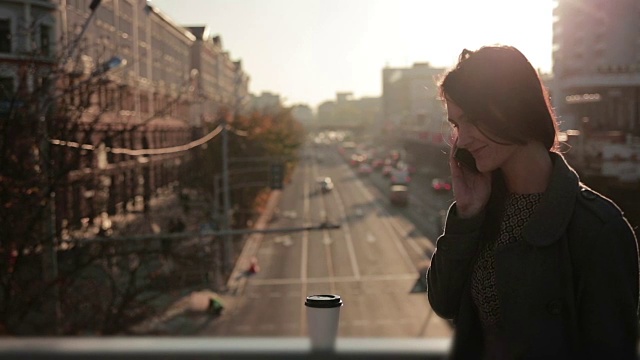 一个在城市桥上打电话的漂亮女人视频素材画面4
