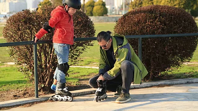 年轻的溜冰男孩准备骑旱冰鞋视频素材