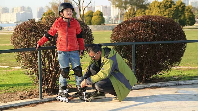 年轻的溜冰男孩准备骑旱冰鞋。视频素材