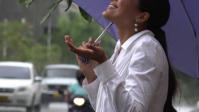 雨天带伞的女人视频素材