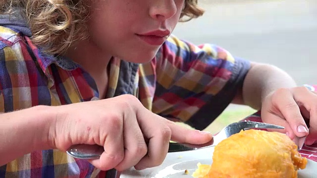 小男孩用叉子吃饭视频素材