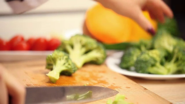 准备新鲜花椰菜烹调视频素材画面3