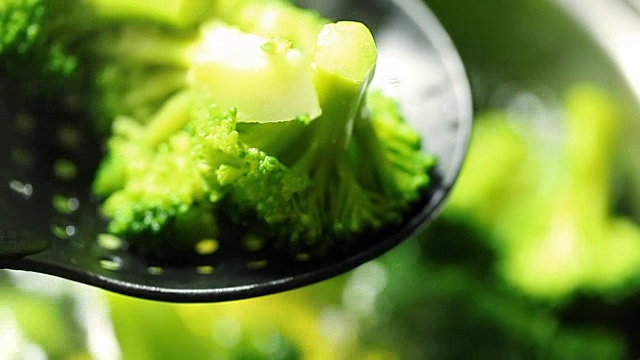 用平底锅加热西兰花视频素材画面1