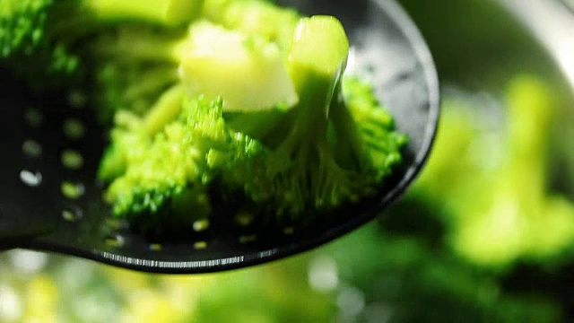 用平底锅加热西兰花视频素材画面2