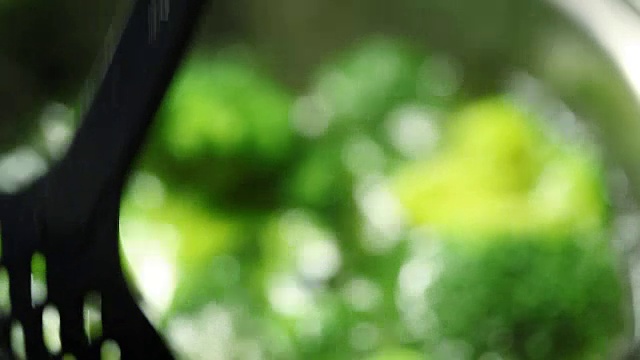 用平底锅加热西兰花视频素材画面3