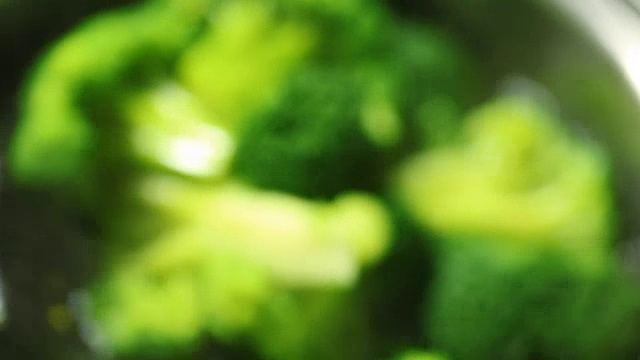 用平底锅加热西兰花视频素材画面4