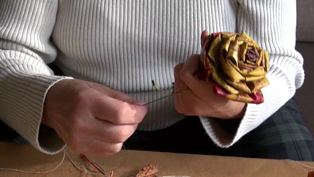 用枫叶做花的女人视频素材画面2