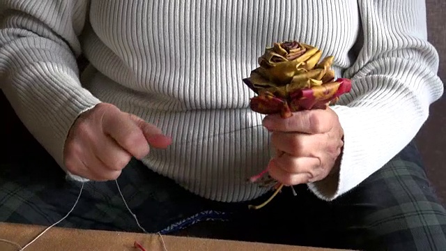 用枫叶做花的女人视频素材画面4