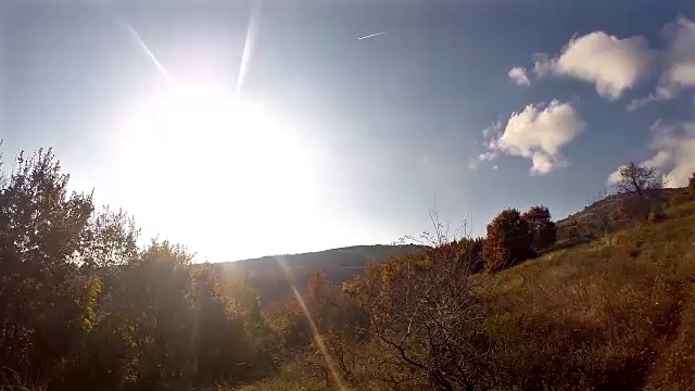 高清:极限唐希尔山地自行车-股票视频。推着自行车向阳上坡。视频素材