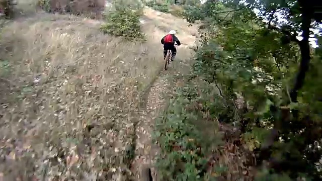 山地车骑下山的观点-股票视频视频素材