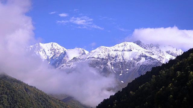 雪峰和移动的云。视频素材