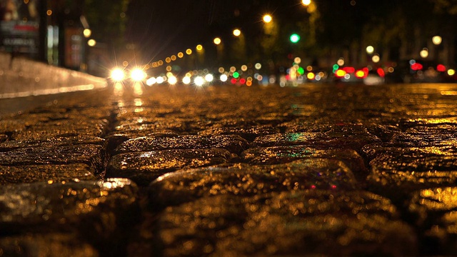 法国，巴黎，香榭丽舍大街的雨夜，选择性的聚焦。视频素材