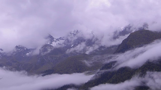 暴风云在山峰间移动。视频素材