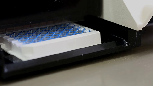 微型板在紧凑型可编程8通道洗衣机吸引器视频素材画面3