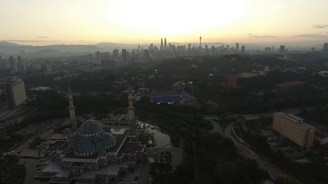 鸟瞰日出在联邦清真寺吉隆坡与城市天际线在背景视频素材