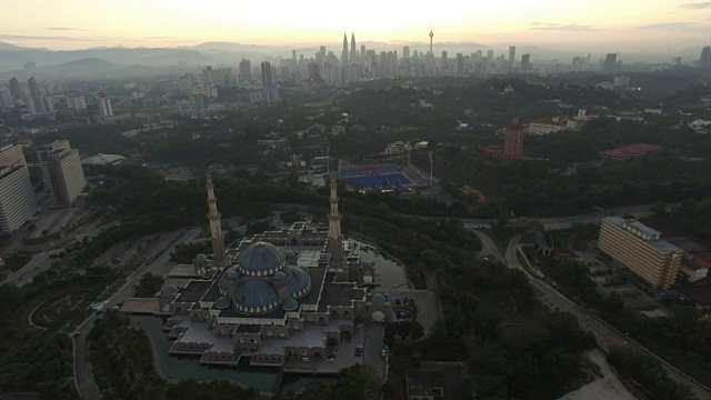 鸟瞰日出在联邦清真寺吉隆坡与城市天际线在背景视频素材