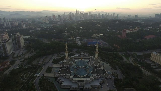 鸟瞰日出在联邦清真寺吉隆坡与城市天际线在背景视频素材