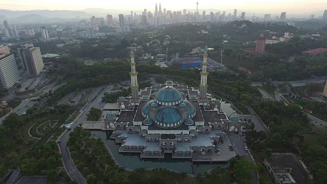 鸟瞰日出在联邦清真寺吉隆坡与城市天际线在背景视频素材