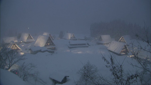 Gasshozukuri屋在大雪，白川，岐阜县视频素材