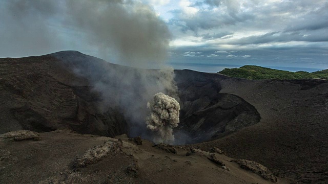 双火山喷发视频素材