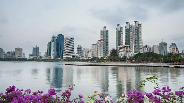 欣赏花园城市与摩天大楼和反映在河在晚上在泰国曼谷现代城市。视频下载