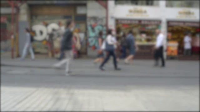 人们在高峰时间走在大街上塔克西姆广场视频素材