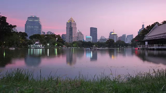 曼谷CBD摩天大楼反射伦菲尼湖昼夜延时视频下载