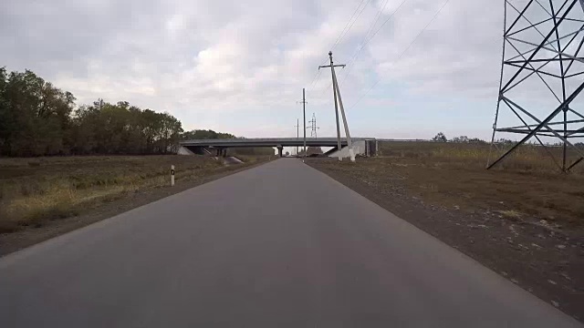 在路上开车。视频素材画面1